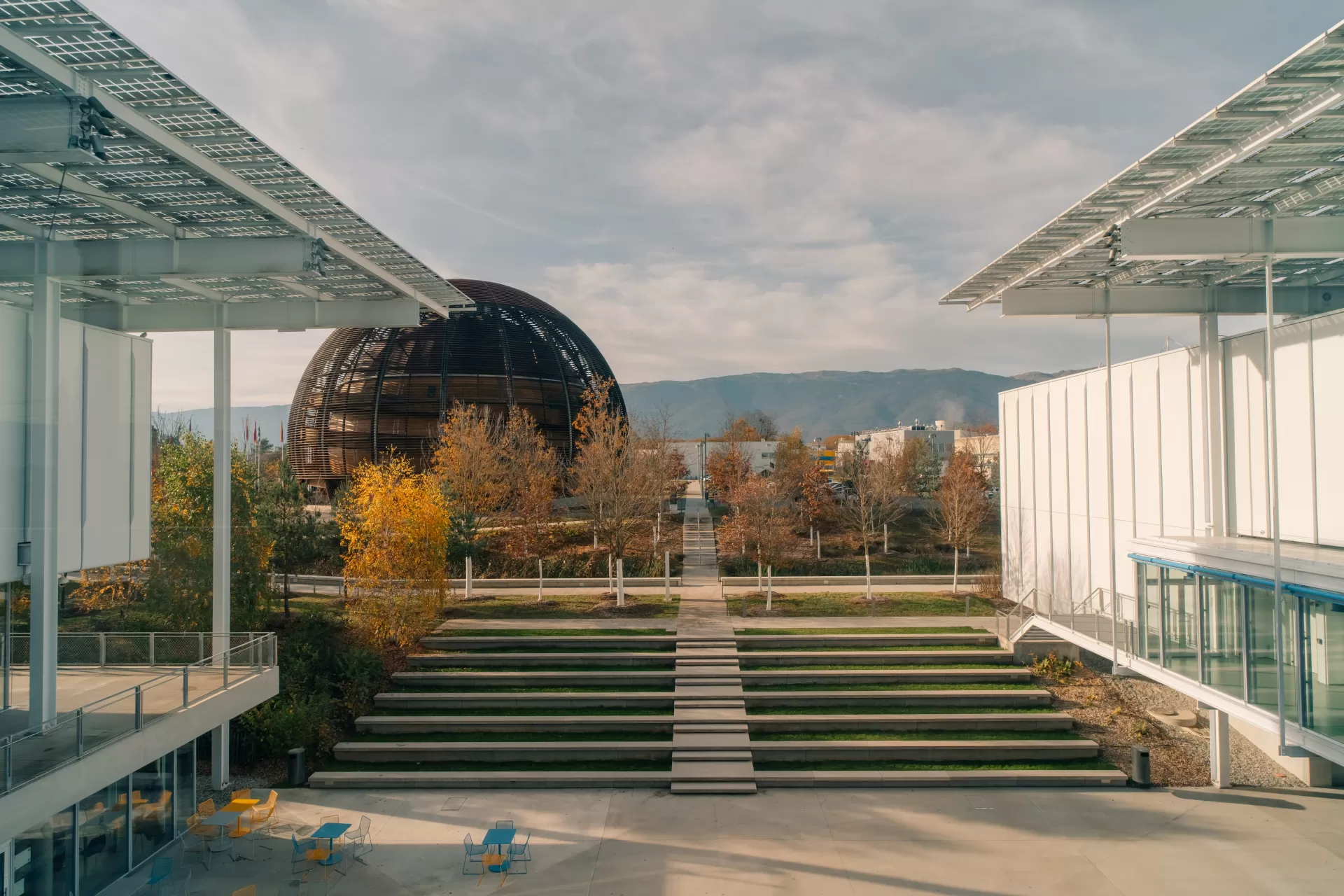 CERN, GINEVRA  E LAGO SOTTERRANEO DI SAINT LEONARD
